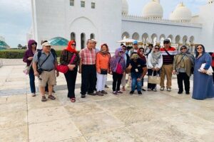 Abu Dhabi City Tour, Grand Mosque, Emirates Palace & The Louvre - Sheikh Zayed Grand Mosque: Dress Code, Photo Walk, and Why It’s the Headliner