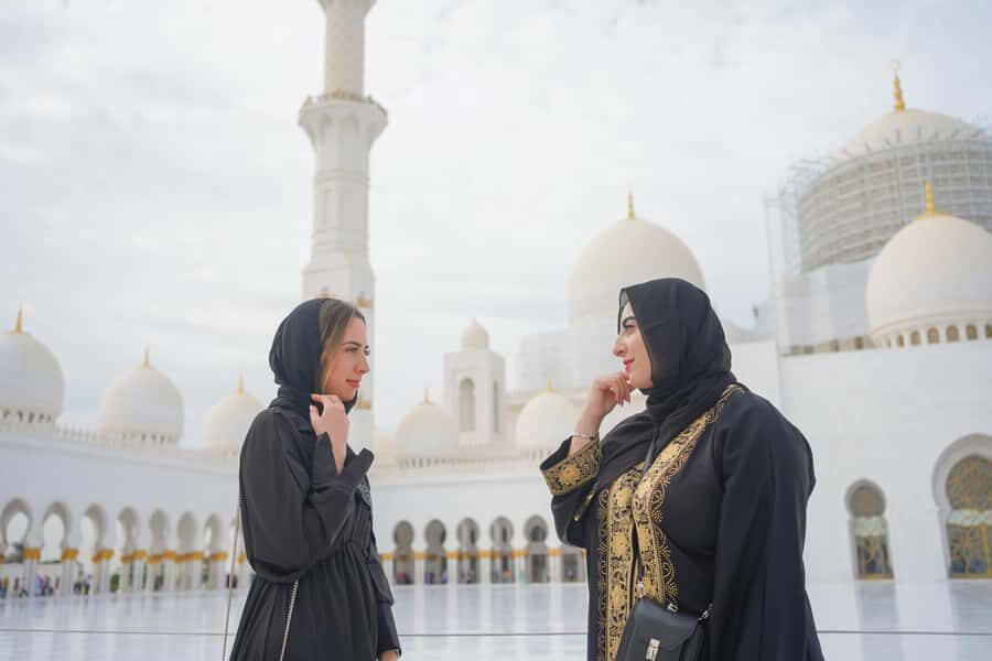 Dubai: Abu Dhabi Day-Trip Grand Mosque, Royal Palace & Lunch - Corniche, Emirates Palace, and the quick Saadiyat Island Louvre photo moment