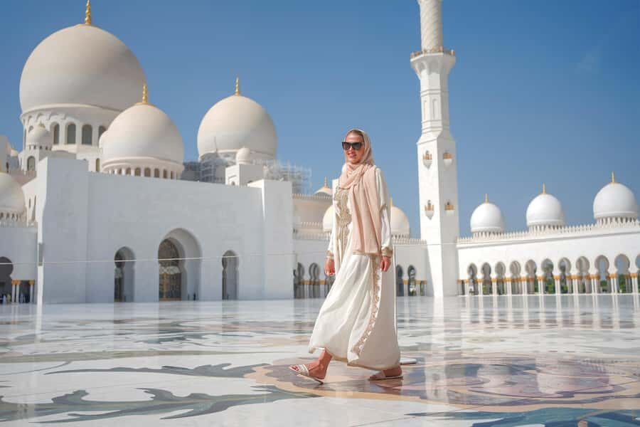 Dubai: Abu Dhabi Grand Mosque, Palace, and Heritage Village - Sheikh Zayed Grand Mosque: dress rules and how to get the most