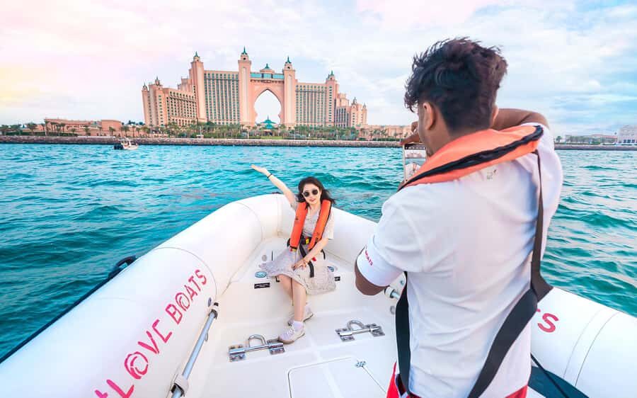 Dubai: Sightseeing Speedboat Tour with Live Tour Guide - Atlantis and Burj Al Arab Photo Stops: When the Tour Becomes a Moment
