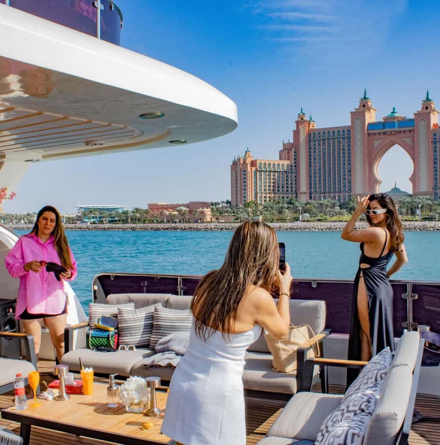 Dubai: Superyacht Experience with Live Music & Drinks - Food and drinks: what’s included, and how service keeps moving