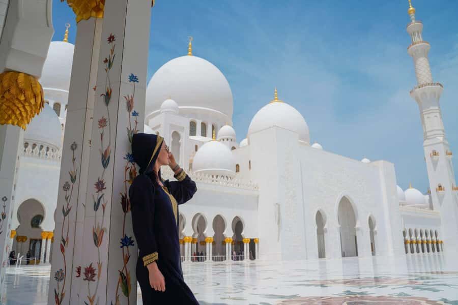 From Dubai: Abu Dhabi Grand Mosque & Louvre Museum Full-Day - Abu Dhabi Corniche Photo Stop: short break, big payoff