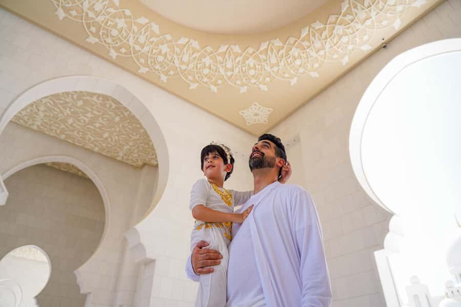 From Dubai: Abu Dhabi Sheikh Zayed Mosque Guided Tour - The guide makes or breaks the visit (and you’ll likely get the good kind)
